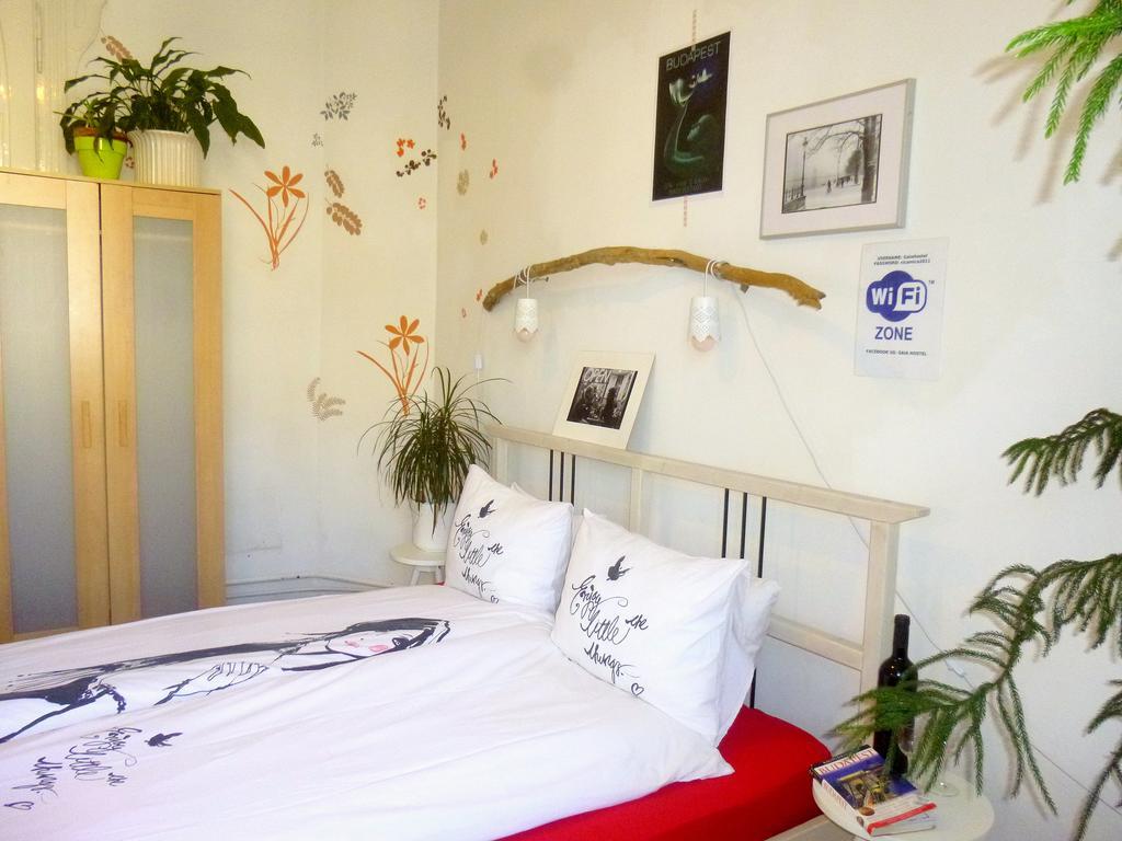 Quarto com Cama de Casal ou 2 de Solteiro e Banheiro Compartilhado